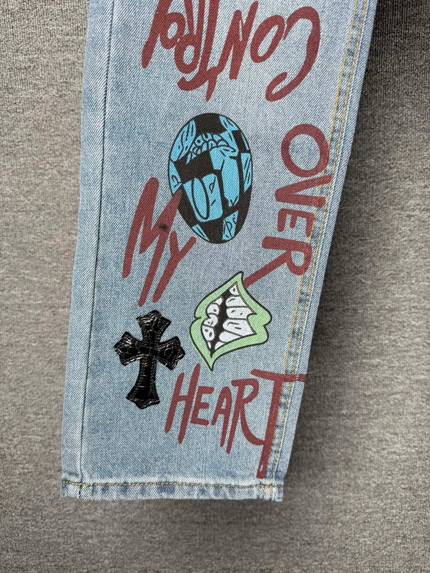 P250 💰 (Top version) Chrome hearts print stitching black leather classic washed jeans, truly restores the ultimate vintage texture, three-dimensional version, loose and comfortable, not picky about the figure, taller and slimmer, factory precision, original factory quality control, same style for men and women, can be matched with couples, versatile recommendation, must-have jeans for all seasons, fashionistas have been disappointed. From the quality selection of fabrics, the tailoring of details, and the matching of patterns, they are all impeccable! The upper body is so handsome when worn...it can be easily worn by men, women and children! The craftsmanship is made of heavy-duty washed pure cotton denim fabric. After washing, it is soft and thick and looks very stylish when worn. Color: blue Size: 28-30-32-34-36 (corresponding to S-M-L-XL-XXL)